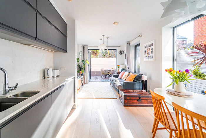 2 Bedroom Flat For Sale In Dickenson Road, Crouch End, N8