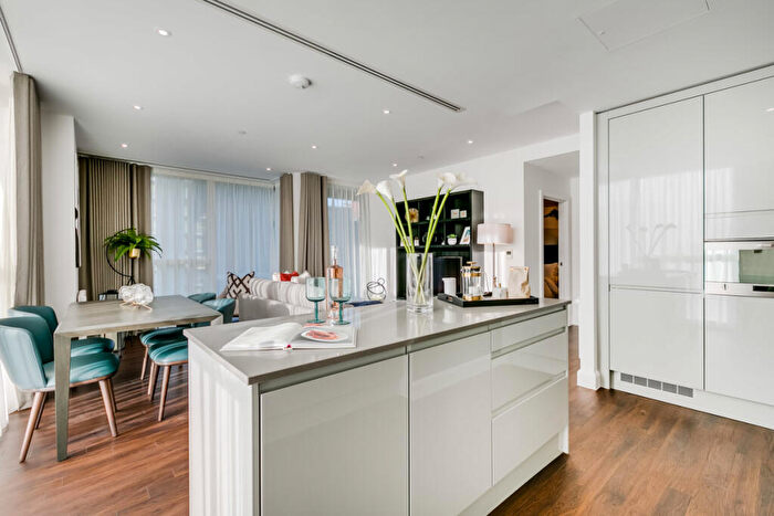 3 Bedroom Flat To Rent In Sirocco Tower, Harbour Way, London, E14