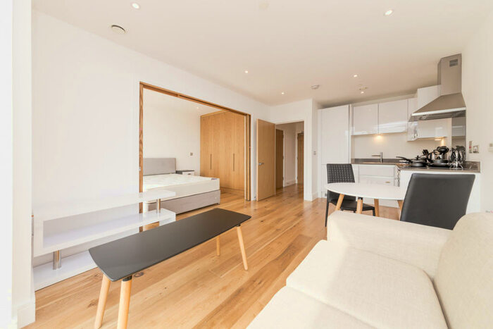 Apartment To Rent In Sovereign Tower, Emily Street, Canning Town, London, E16