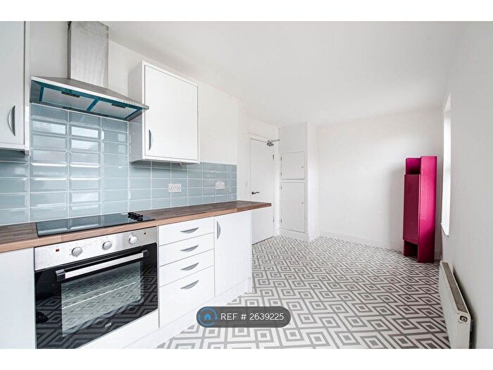 2 Bedroom Flat To Rent In Half Edge Lane, Eccles, Manchester, M30