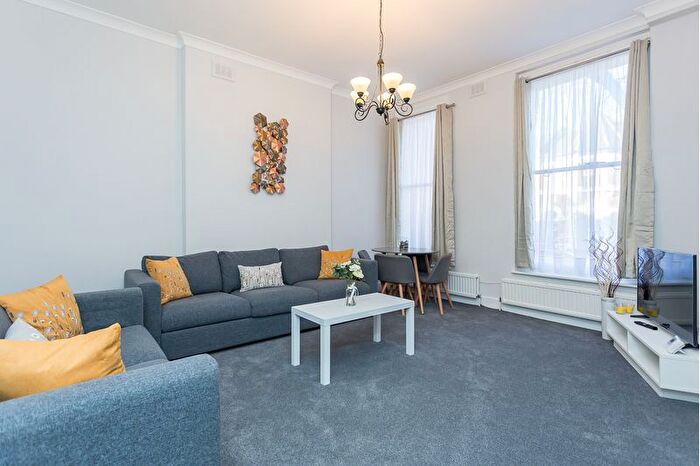 1 Bedroom Flat To Rent In Lakeside Road, Shepherds Bush, London, W14