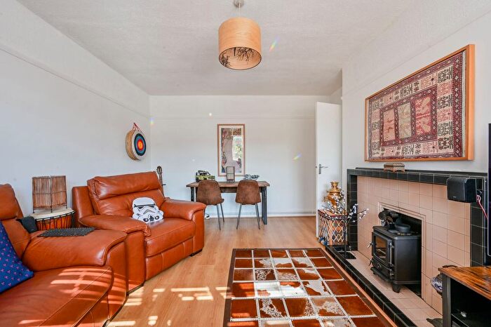 1 Bedroom Flat For Sale In Holsgrove Court, Acton, London, W3