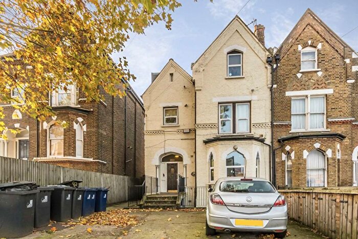 2 Bedroom Flat To Rent In Leamington Park, Acton, W3