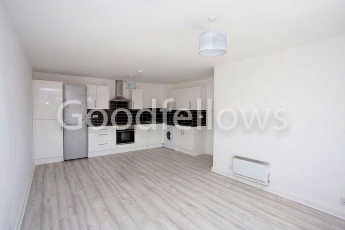 2 Bedroom Flat To Rent In Graham Road, Mitcham CR4