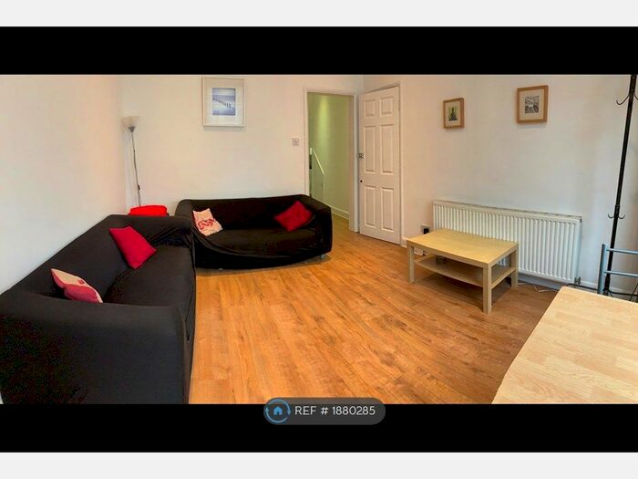 2 Bedroom Maisonette To Rent In Halford Road, Hammersmith/Fulham, SW6
