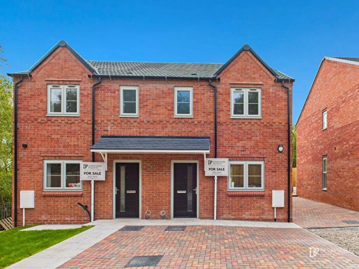 3 Bedroom Semi-Detached House For Sale In Kilnstone Close, Church Gresley, DE11