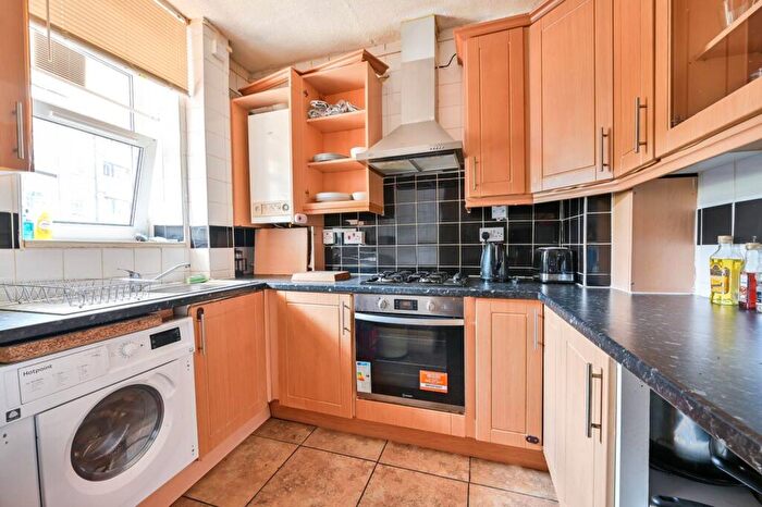 2 Bedroom Flat To Rent In Bowling Green Street, Oval, London, SE11