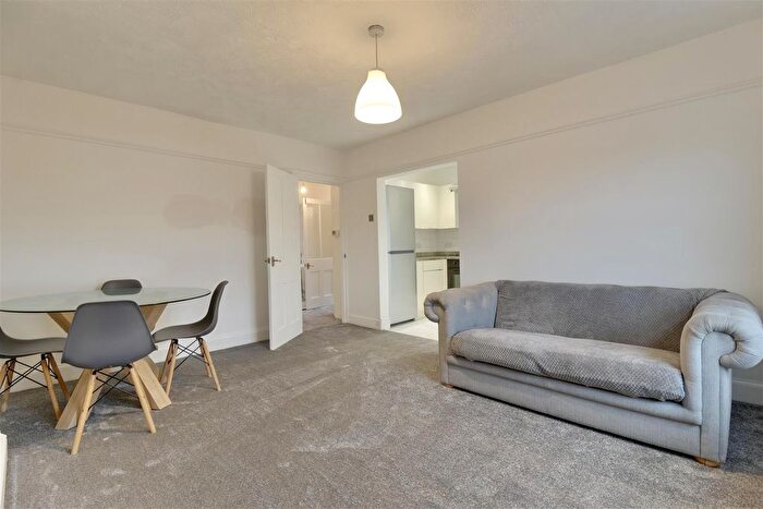 2 Bedroom Flat For Sale In Elphinstone Road, Southsea, PO5
