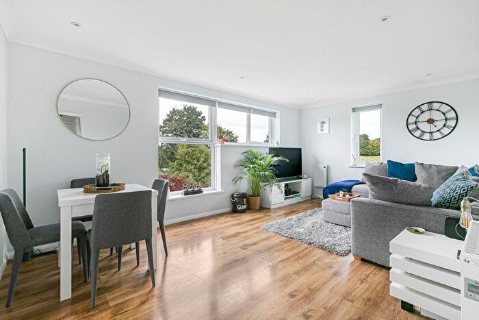 2 Bedroom Flat For Sale In Chertsey Road, Addlestone, Surrey, KT15