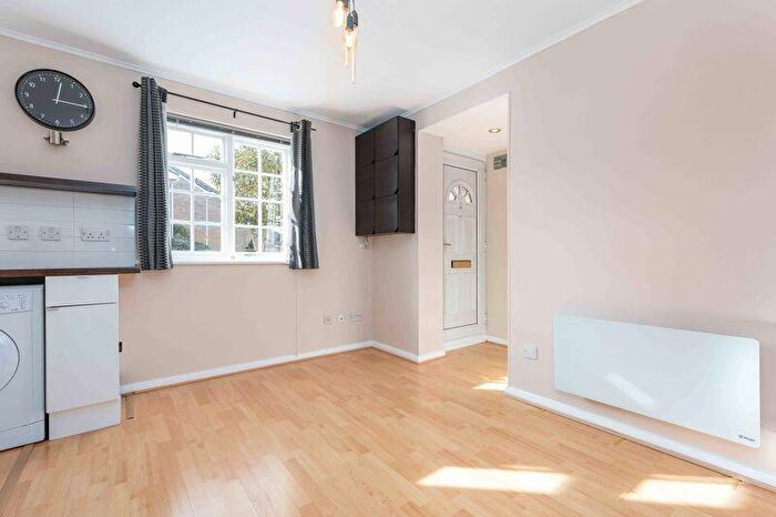 1 Bedroom Ground Maisonette To Rent In Finnart Close, Weybridge, KT13