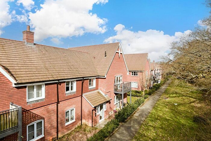 2 Bedroom Apartment For Sale In Shetland Close, Cranleigh, Surrey, GU6