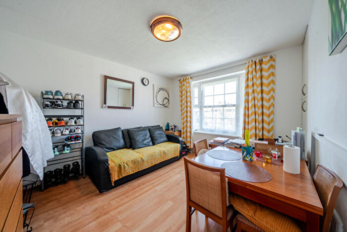 2 Bedroom Apartment For Sale In Green Hundred Road, Peckham, London, SE15