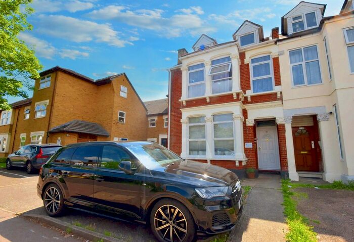 Studio To Rent In Eastern Road, Romford Essex, RM1