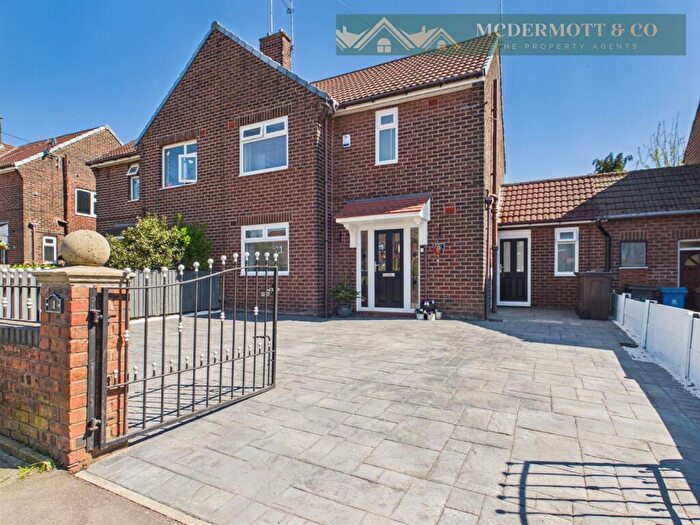 3 Bedroom Semi-Detached House For Sale In Propps Hall Drive, Failsworth, M35