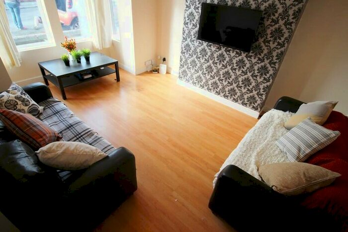 6 Bedroom Semi-Detached House To Rent In Derwentwater Terrace, Leeds, LS6