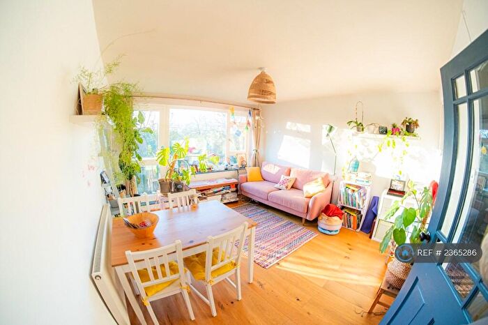 2 Bedroom Flat To Rent In Carlton Court, Southampton, SO15