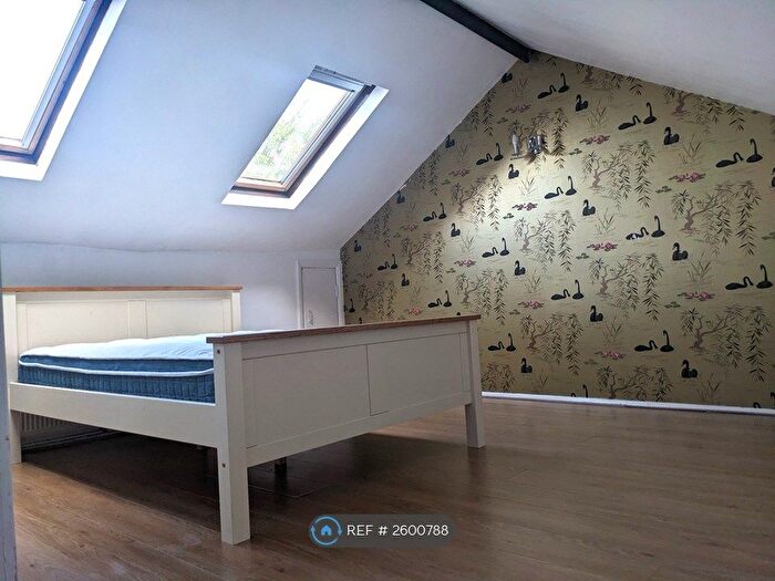 3 Bedroom Flat To Rent In Thurlow Park Road, London, SE21