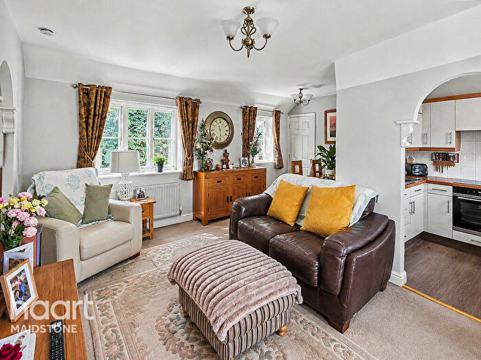 2 Bedroom Coach House For Sale In Haydon Close, Maidstone, ME16