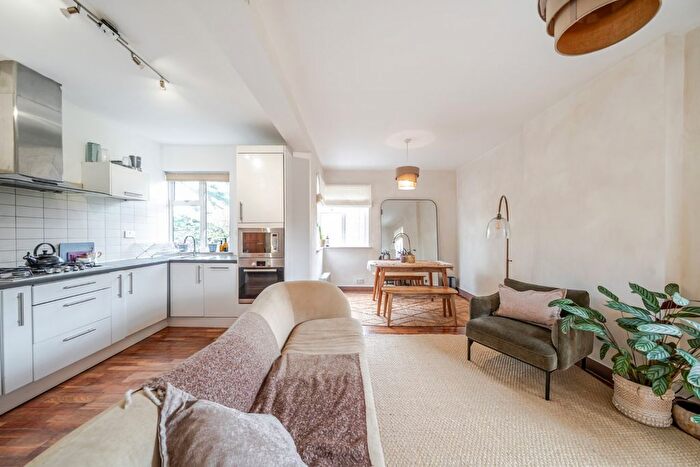 2 Bedroom Flat To Rent In Brondesbury Park, Brondesbury Park, London, NW6