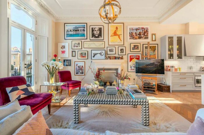 3 Bedroom Flat To Rent In Redcliffe Square, Chelsea, London, SW10