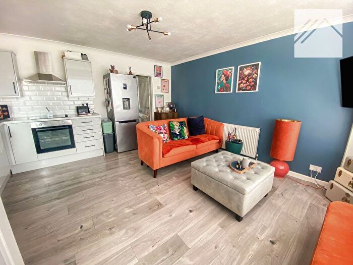 1 Bedroom Flat For Sale In High Street, Canvey Island, SS8