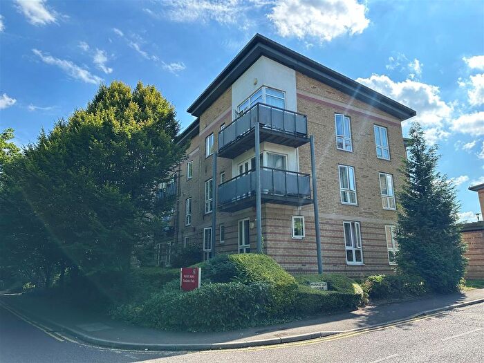 2 Bedroom Flat To Rent In Chiltern Close, Watford, WD18