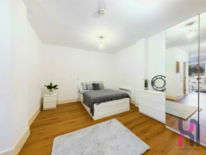 Flat To Rent In Town Hall, Bexley Square, Salford, Manchester, M3