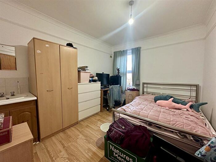 4 Bedroom House To Rent In Newcombe Road, Southampton, SO15