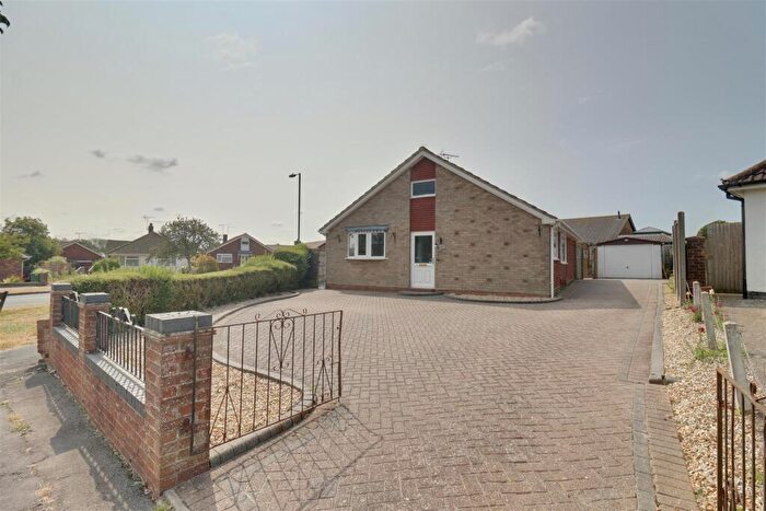 3 Bedroom Detached Bungalow For Sale In Rosemary Way, Horndean, Waterlooville, PO8