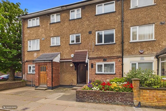 4 Bedroom Terraced House To Rent In Uamvar Street, E14