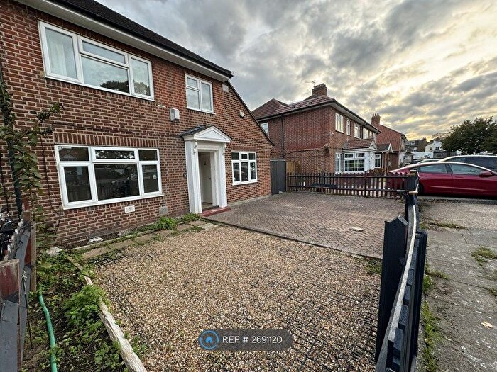 5 Bedroom Semi-Detached House To Rent In Great West Road, Hounslow, TW5