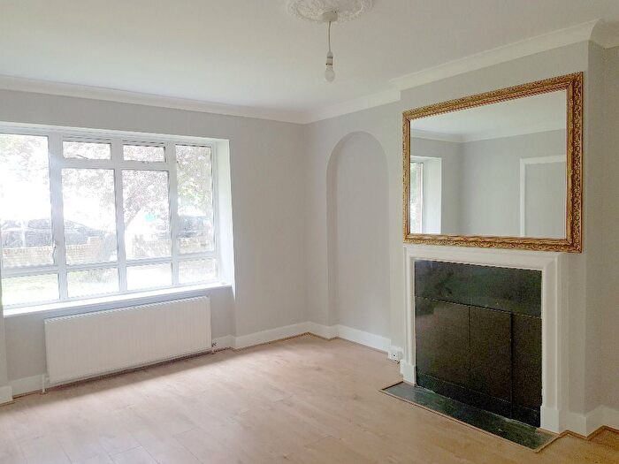 3 Bedroom Flat To Rent In Mapesbury Road, London, NW2