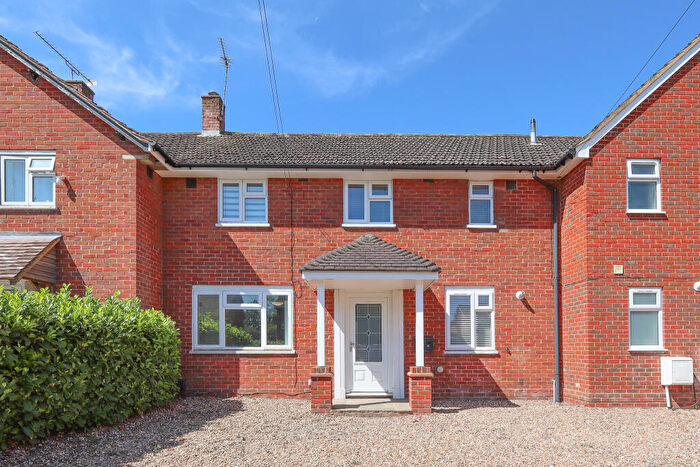 3 Bedroom Terraced House For Sale In Sundridge Road, Kingfield, Woking, Surrey, GU22