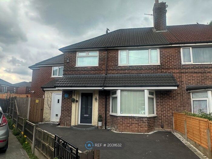 4 Bedroom Semi-Detached House To Rent In Cedar Avenue, Atherton, Manchester, M46