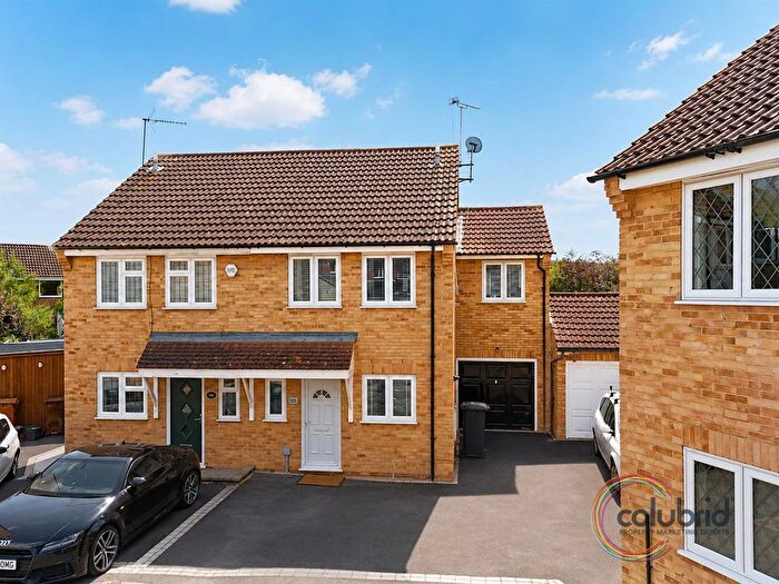 3 Bedroom Semi-detached House For Sale In Golding Thoroughfare, Chelmer Village, Chelmsford, CM2