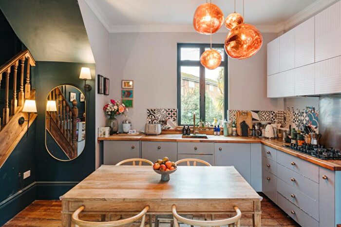 3 Bedroom Maisonette For Sale In Victoria Park Road, Hackney, E9