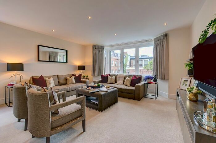 3 Bedroom Flat To Rent In Ennismore Gardens, London, SW7