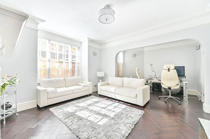 2 Bedroom Flat For Sale In Pitt Street, Kensington, London, W8