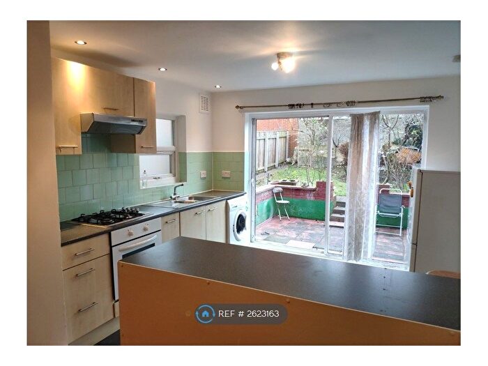 1 Bedroom Flat To Rent In Gleneldon Road, London, SW16