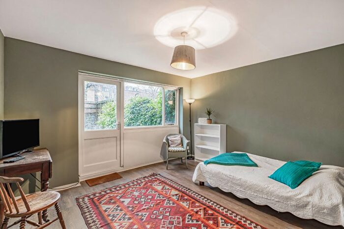 Studio To Rent In St. Andrews Square, North Kensington, London, W11