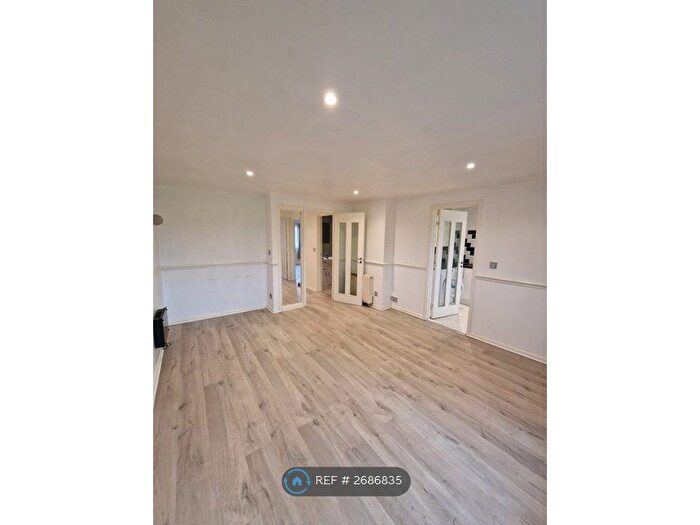 2 Bedroom Flat To Rent In King Arthur Court, Cheshunt, Waltham Cross, EN8