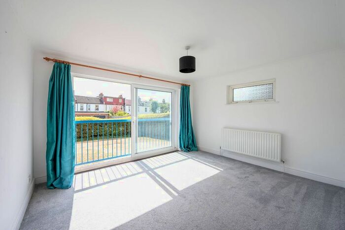 2 Bedroom Flat To Rent In Beaufort House, Raynes Park, London, SW20