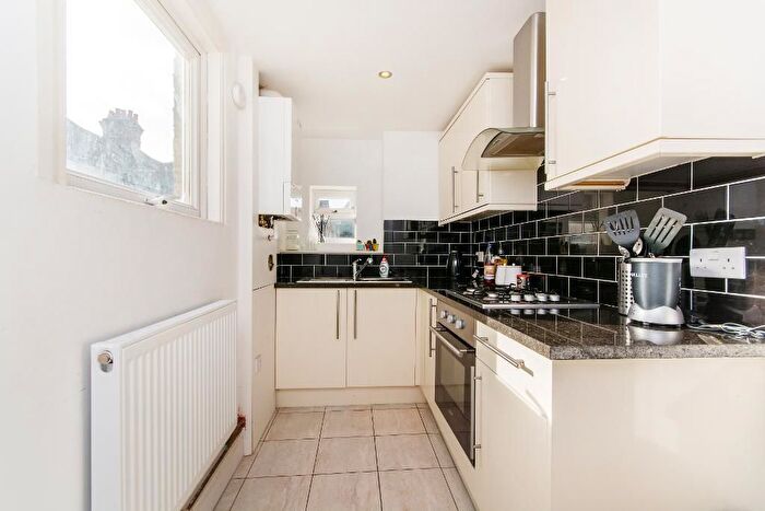 2 Bedroom Flat To Rent In Mitcham Road, London, SW17