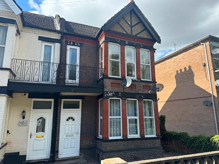 6 Bedroom House Of Multiple Occupation To Rent In New Bedford Road, Luton, Bedfordshire, LU3