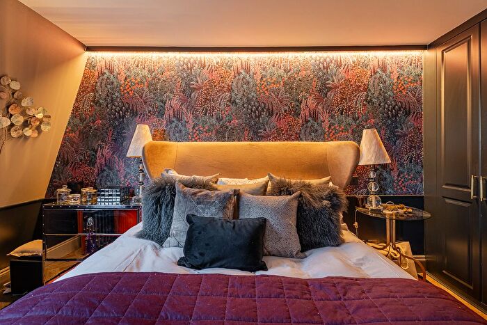 3 Bedroom Flat To Rent In Redcliffe Gardens, Chelsea, SW10