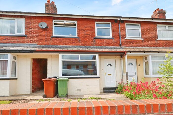 3 Bedroom Terraced House For Sale In Westbury Place North, Leeds, LS10