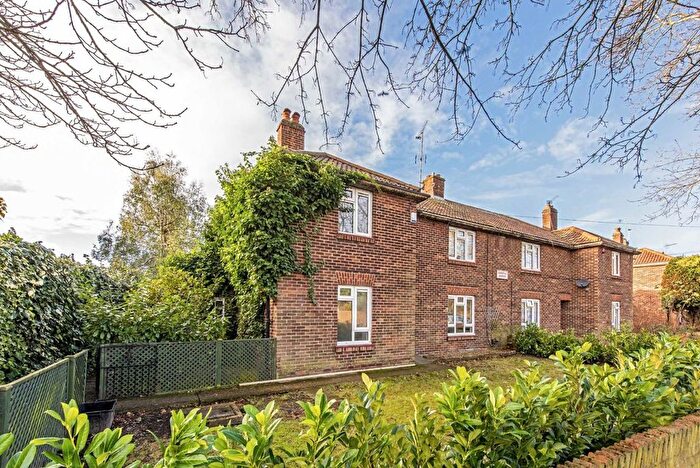 3 Bedroom Flat To Rent In Ham Street, Richmond, TW10