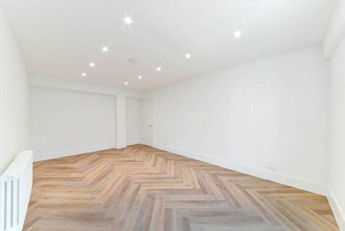 2 Bedroom Flat To Rent In York Way, London, N7