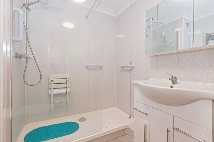 1 Bedroom Bungalow For Sale In Beachville Court, Brighton Road, Lancing, West Sussex, BN15