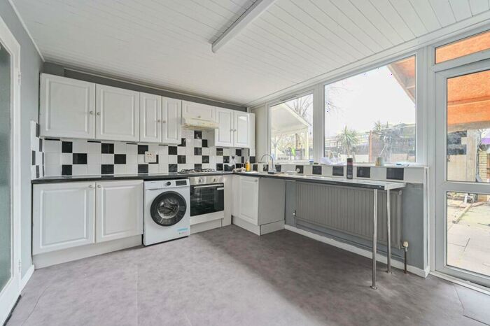 3 Bedroom Flat To Rent In Leontine Close, Peckham, London, SE15